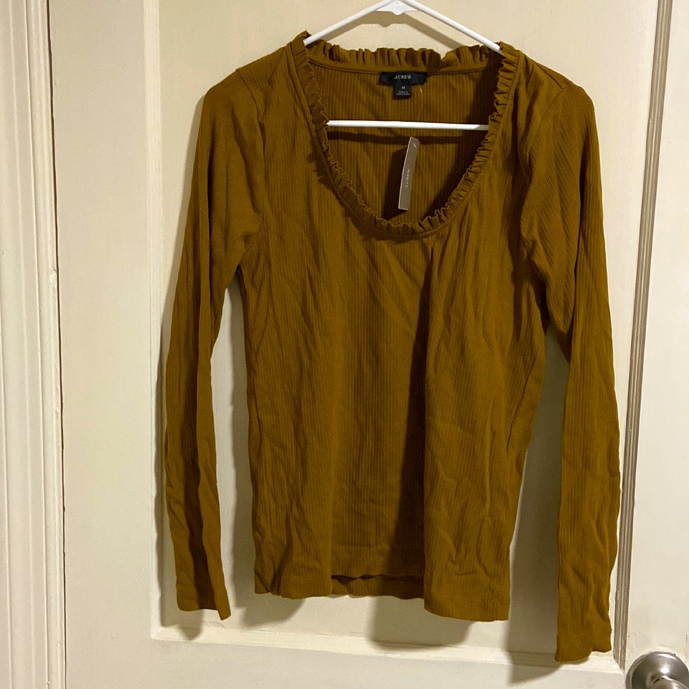 NWT ribbed top with ruffle detail at collar
